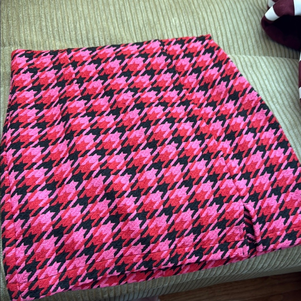 Francesca's Collections Pink and Black Houndstooth Mini Skirt